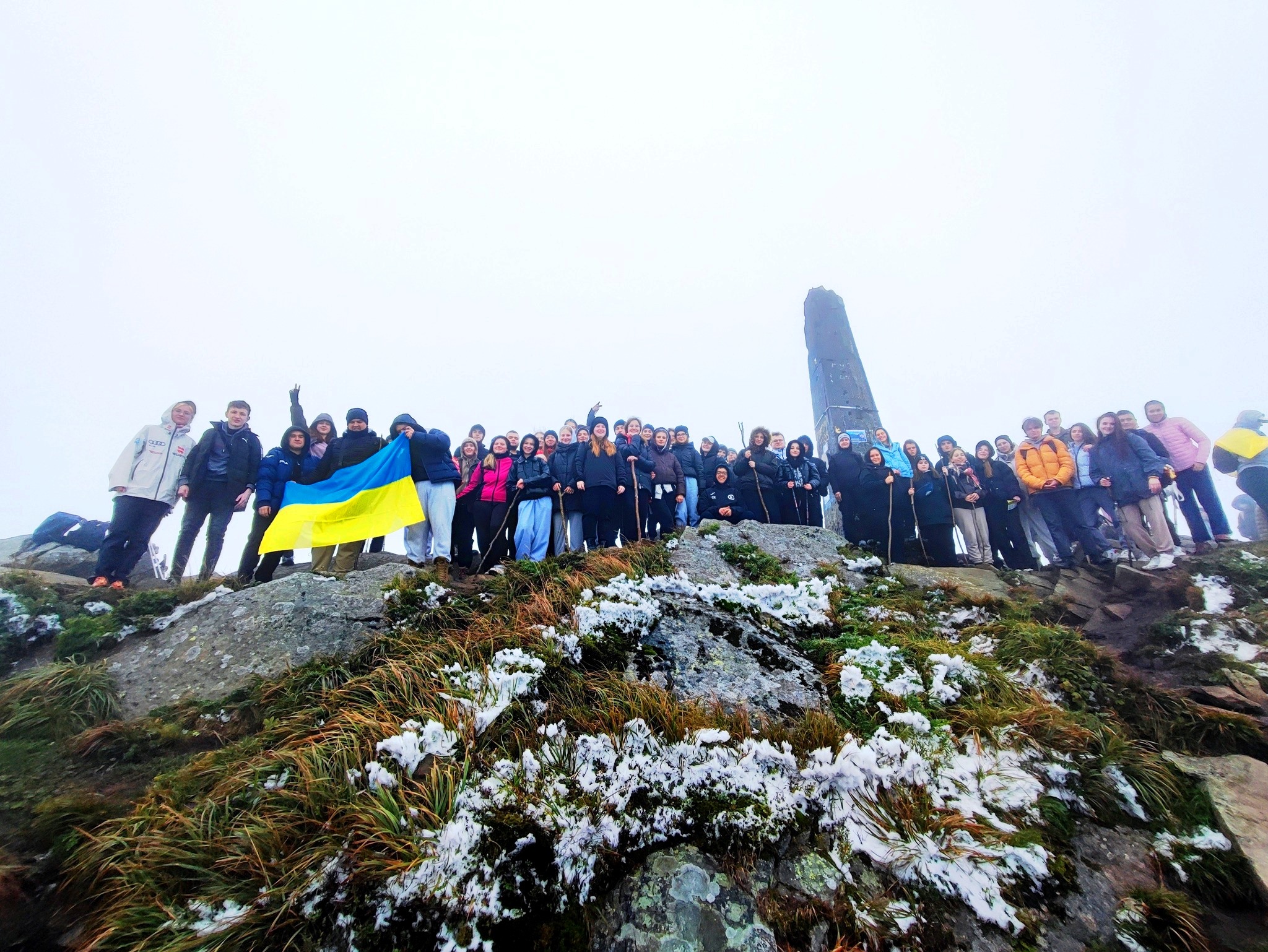 Історики на засніженій вершині
